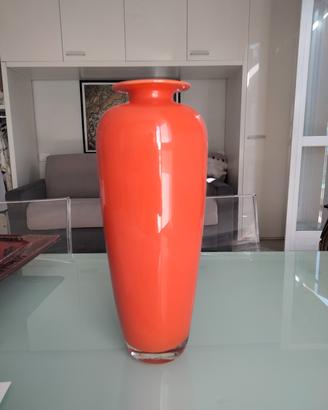 Vaso vintage in vetro opalino incamiciato arancio