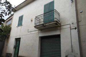 Casa indipendente di 200 m² con più di 5 locali e 