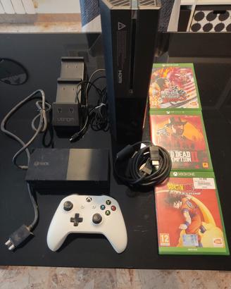 XBOX ONE + GIOCHI + CARICATORE JOYSTICK 