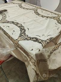 TOVAGLIA PER 12 PERSONE FINEMENTE RICAMATA