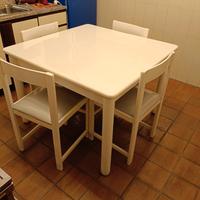 Tavolo   con sedie nuove 