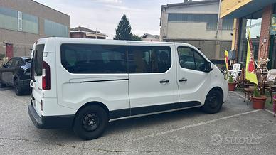 Minivan 9 posti lungo gancio traino