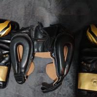 sacco da boxe più guantoni più casco