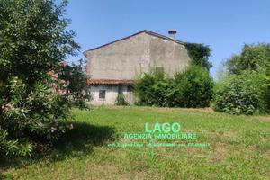 Rustico / Casale di 300 m² con più di 5 locali a Z