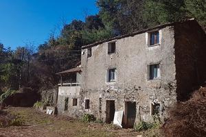 Casale posto 6 km dal mare di Varazze (trattabile)