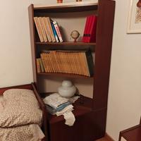 Libreria per camera da letto con vano portaoggetti