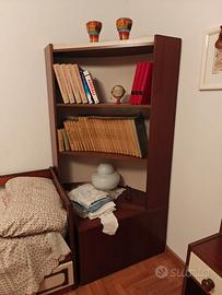 Libreria per camera da letto con vano portaoggetti