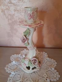 Vecchio candelabro in porcellana bianca con rose