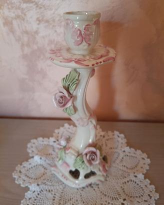 Vecchio candelabro in porcellana bianca con rose