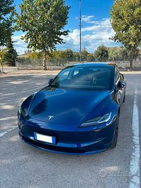 Tesla Model 3 RWD Highland, colore Blu