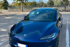 Tesla Model 3 RWD Highland, colore Blu