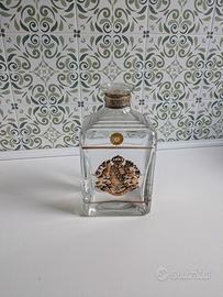 Bottiglia vintage brandy con stemma metallico