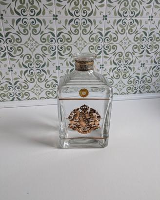 Bottiglia vintage brandy con stemma metallico