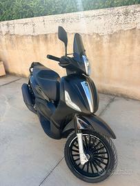 Beverly 125 con blocco 300