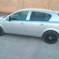  una Opel Astra pulita.