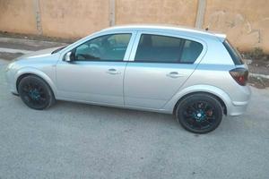  una Opel Astra pulita.