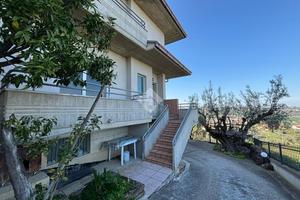 VILLA A SCHIERA D'ANGOLO A CELLINO ATTANASIO