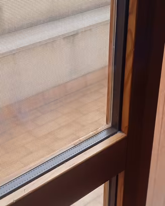 infissi in legno con scuretti e zanzariere 