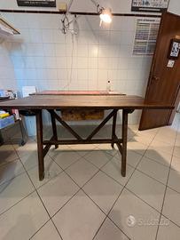 tavolo di legno con sedia da barbiere