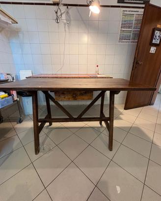 tavolo di legno con sedia da barbiere