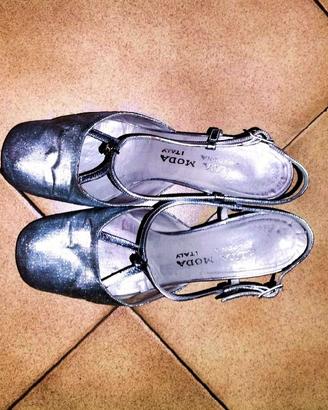 SCARPE *VINTAGE* ARGENTATE CON CHARM STRASS