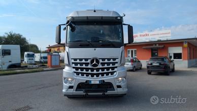 TRATTORE STRADALE E AUTOCARRO CON SISTEMA SCARRABI