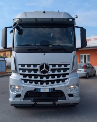 TRATTORE STRADALE E AUTOCARRO CON SISTEMA SCARRABI