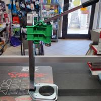 Tappatrice a colonna per tappi corona d.26 