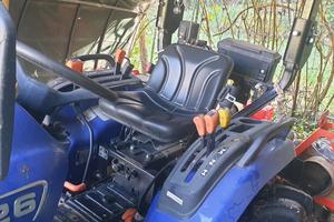 Ttrattore Farmtrac seminyovo