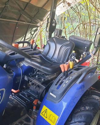 Ttrattore Farmtrac seminyovo