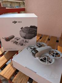 Drone DJI Neo batterie base di ricarica scatola