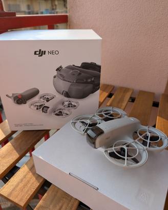 Drone DJI Neo batterie base di ricarica scatola