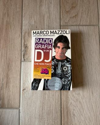 Libro “Radiografia di un DJ che non piace”