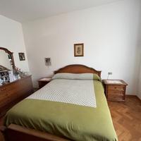 Letto matrimoniale e due comodini