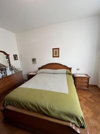 Letto matrimoniale e due comodini