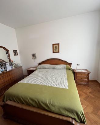 Letto matrimoniale e due comodini