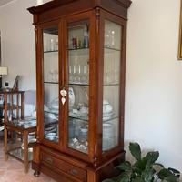Vetrina in noce restaurata