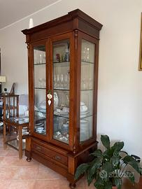 Vetrina in noce restaurata