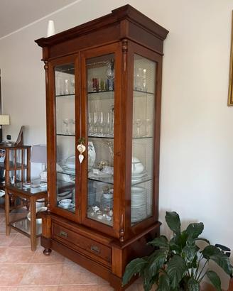 Vetrina in noce restaurata
