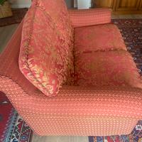 Divano in tessuto damascato