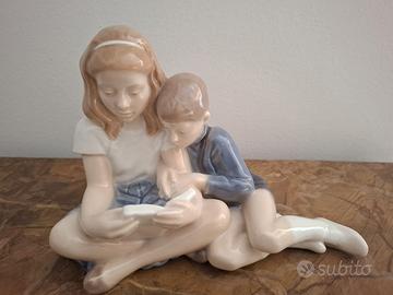 Statuina Royal Copenhagen Ragazzi che leggono
