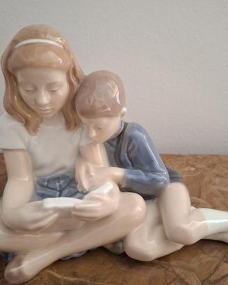 Statuina Royal Copenhagen Ragazzi che leggono
