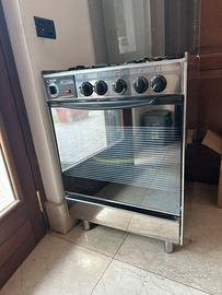 Cucina a gas con forno elettrico