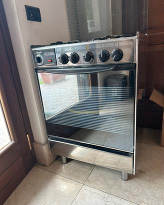 Cucina a gas con forno elettrico