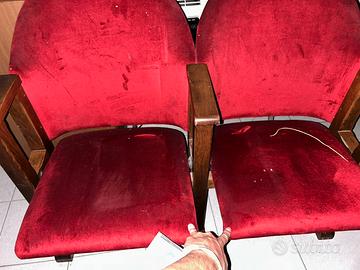 Coppia di poltrone teatro di velluto