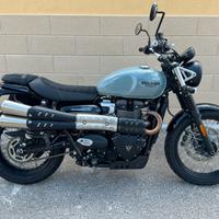 Triumph Scrambler 900 con borsa in pelle