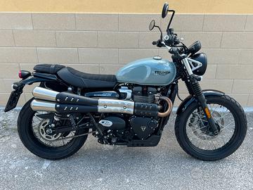 Triumph Scrambler 900 con borsa in pelle