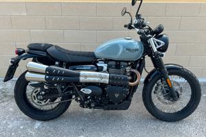 Triumph Scrambler 900 con borsa in pelle