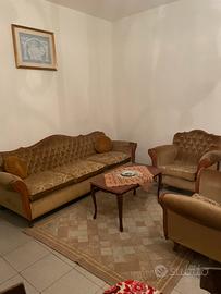 Divano letto + 2 poltrone + tavolino da caffe’