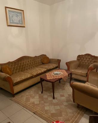 Divano letto + 2 poltrone + tavolino da caffe’